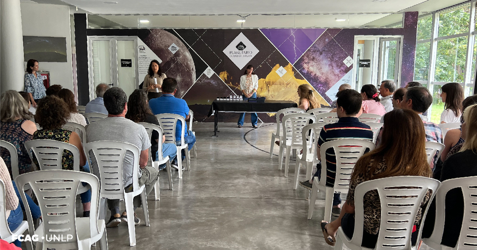 En la imagen se observa el hall del Planetario con la presencia de parte de quienes fueron homenajeados.